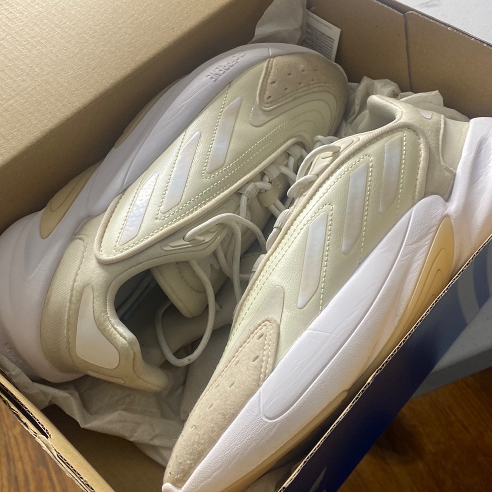 Adidas  Ozelia